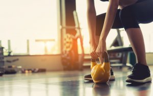 Le poids mort peut s'effectuer également avec un Kettlebell.