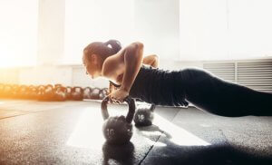 Les kettelbells pour quelques exercices de poitrine.