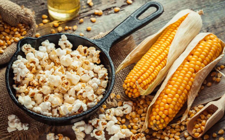 Du popcorn de maïs.