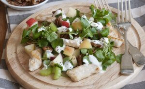 La recette originale de la salade Waldorf comprend seulement trois ingrédients: céleri, pomme et mayonnaise.