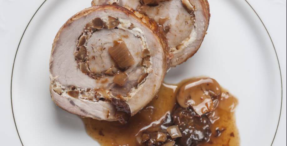 Manger de la viande de porc.