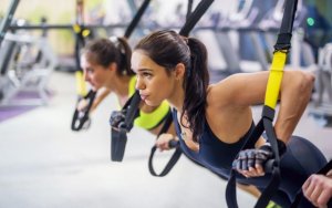 réaliser un press de poitrine avec des sangles TRX