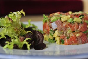 Le tartare de saumon fait partie des repas à base d'avocat.