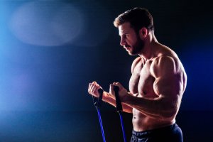 Exercices de bras avec des bandes élastiques.