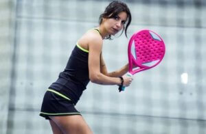 Une joueuse de padel
