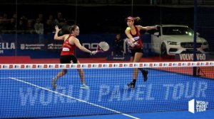 Deux joueuses de padel pendant un match