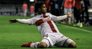 Un joueur se jette par terre