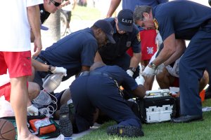 Une équipe de premiers secours en train d'intervenir