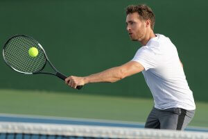Jouer au tennis fait partie des sports les plus exigeants.
