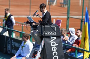 Une femme arbitre lors d'un match de tennis.