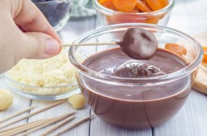 Bol de chocolat avec des fruits