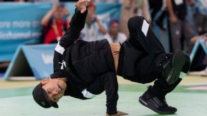 Un homme en train de pratiquer le breakdance