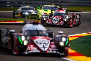 Course automobile sur un circuit.