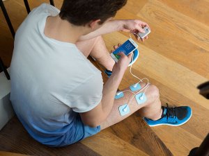 Un homme en plein entraînement avec électrostimulation
