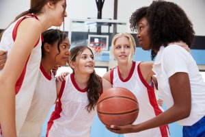 Equipe féminine de basket qui s'encourage.