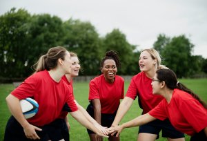 Equipe féminine de rugby qui s'encourage.