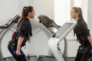 Une femme faisant un entraînement avec électrostimulation