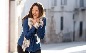 Femme qui sourit dans la rue