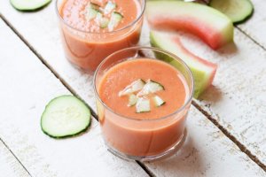Des verrines de gaspacho à la pastèque et au concombre