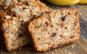 Gateau moelleux avec des fruits secs