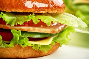 Hamburger avec un pain brioché.