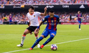 Deux joueurs sur un terrain de foot.