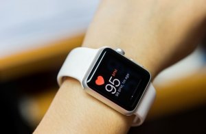 Montre connectée qui indique le rythme cardiaque