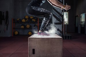 Femme qui effectue des exercices de pliométrie.