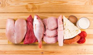 Volaille, viande rouge et poisson sur une table