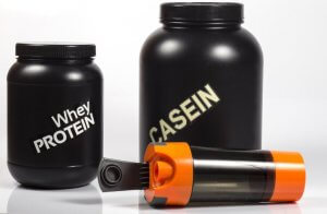 Deux boîtes de protéines en poudre avec un shaker