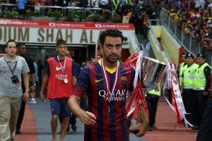 Xavi Hernández avec une coupe dans la main.