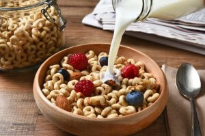 Bol de céréales avec du lait et des fruits.