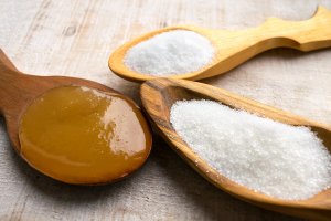 Cuillères de sucre et d'édulcorants artificiels.