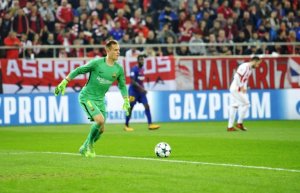 Un gardien qui dégage le ballon