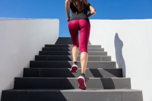 Effectuer des petits sprints quotidiens dans les escaliers
