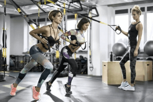 femmes faisant du TRX
