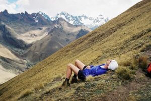 Un homme qui se repose dans la montagne.