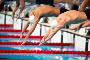 Compétition de natation avec des hommes.