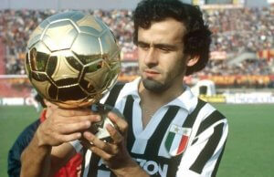 Michel Platini reçoit le ballon d'or.