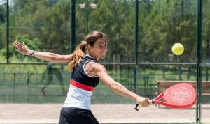 Femme qui joue au padel.