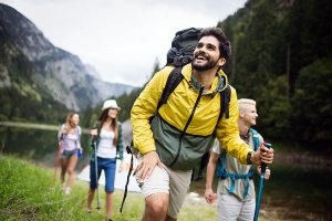 Un groupe qui fait de la randonné en montagne.