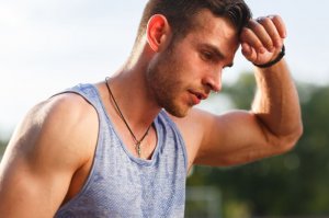 Une homme ayant une bonne motivation sportive