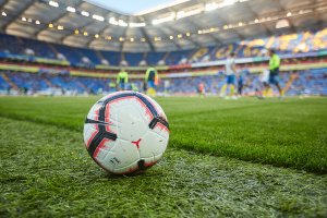 Match de football dans un stade.