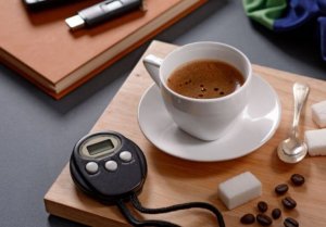 tasse de café et chronomètre