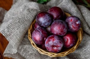 Panier de prunes reines-claude.