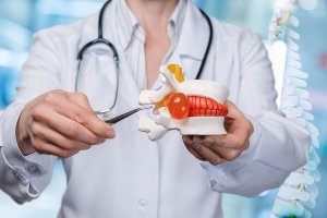 Un docteur expliquant les principes physiques des hernies discales.