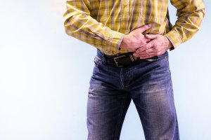 Un homme avec une douleur au ventre.