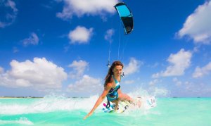 Une femme qui fait du kitesurf.