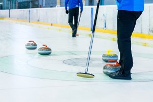 Partie de curling sur glace.