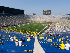 L'un des plus grands stades : le Michigan Stadium lors d'un match de football américain.
